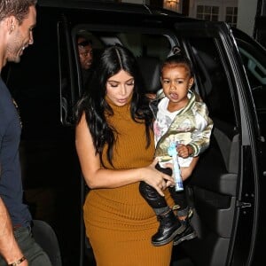 Kim Kardashian, sa fille North West et Simon Huck à New York, le 9 septembre 2015.