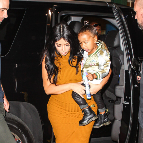 Kim Kardashian, sa fille North West et Simon Huck à New York, le 9 septembre 2015.