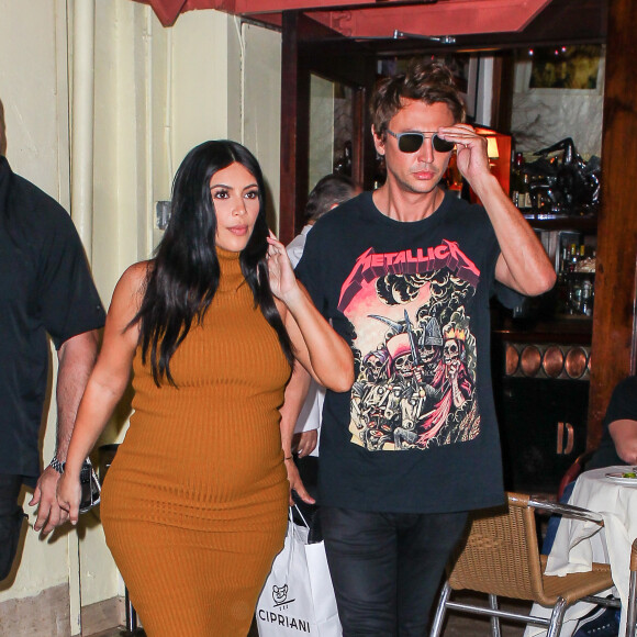 Kim Kardashian et son ami Jonathan Cheban quittent le restaurant Cipriani Downtown à New York. Le 9 septembre 2015.