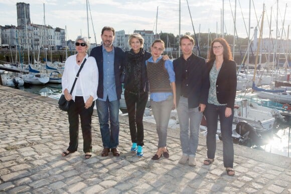 Miléna Poylo (productrice), Gilles Sacuto (producteur), Alice Taglioni (enceinte), Julie Lopes Curval (réalisatrice), Frédéric Lo (compositeur), Sophie Hiet (scénariste) - Photocall du film "L'annonce" lors du 17e Festival de Fiction TV de La Rochelle. Le 10 septembre 2015.