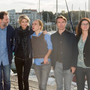 Miléna Poylo (productrice), Gilles Sacuto (producteur), Alice Taglioni (enceinte), Julie Lopes Curval (réalisatrice), Frédéric Lo (compositeur), Sophie Hiet (scénariste) - Photocall du film "L'annonce" lors du 17e Festival de Fiction TV de La Rochelle. Le 10 septembre 2015.