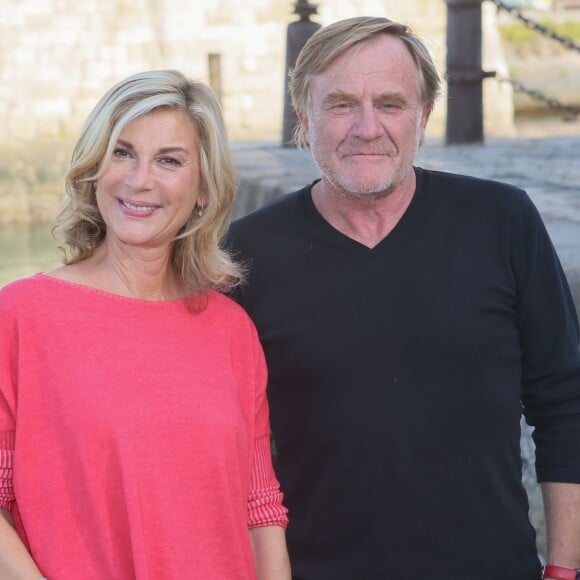 Michèle Laroque (présidente du jury), Quentin Raspail (président fondateur du festival) - Photocall du 17e Festival de fiction TV de La Rochelle sur le Vieux Port de La Rochelle le 9 septembre 2015.