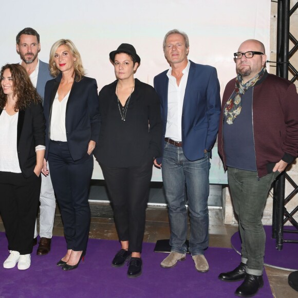 Fanny Robert (scénariste), Camilla Ahlgren (scénariste), Sophie Lebarbier (scénariste), Julien Boisselier, Michèle Laroque (présidente du jury), Virginie Sauveur (réalisatrice), Philippe Lefebvre, Christophe La Pinta (compositeur) - Photocall de la cérémonie d'ouverture du 17e festival de fiction TV de La Rochelle à la Coursive à La Rochelle le 9 septembre 2015.