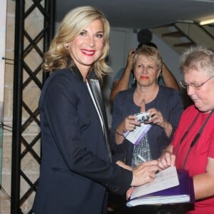 Michèle Laroque (présidente du Jury) signe des autographes - Photocall de la cérémonie d'ouverture du 17e festival de fiction TV de La Rochelle à la Coursive à La Rochelle le 9 septembre 2015.