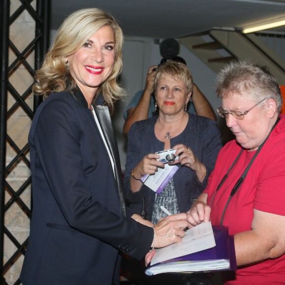 Michèle Laroque (présidente du Jury) signe des autographes - Photocall de la cérémonie d'ouverture du 17e festival de fiction TV de La Rochelle à la Coursive à La Rochelle le 9 septembre 2015.