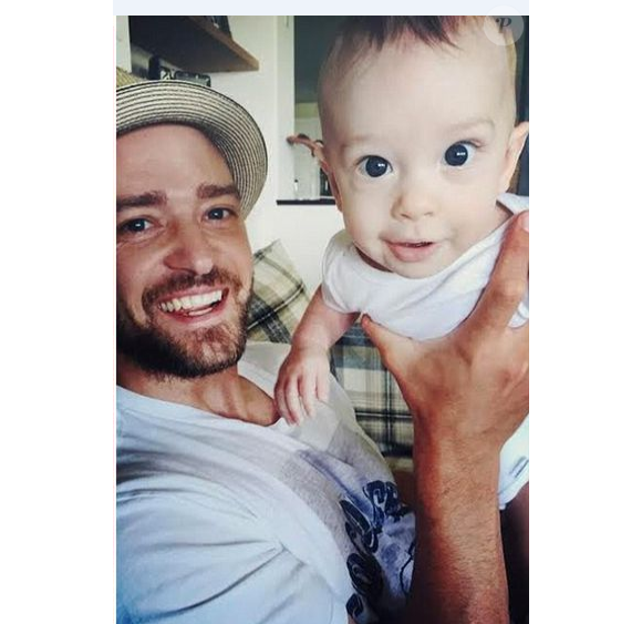 Sur le plateau de Jimmy Fallon, Justin Timberlake a dévoilé deux rares photos de son fils Silas, fruit de son amour avec Jessica Biel / septembre 2015