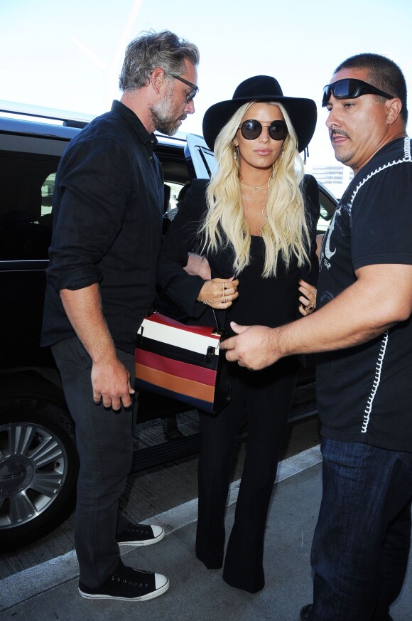 Jessica Simpson et son mari Eric Johnson arrivent à l'aéroport de LAX à Los Angeles, le 7 septembre 2015
