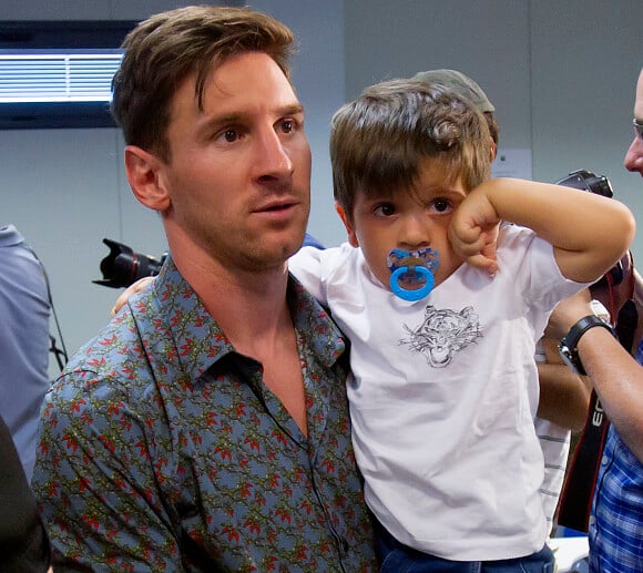Lionel Messi et son fils Thiago - Pedro Rodriguez fait ses adieux au FC Barcelone lors d'une conférence de presse organisée au centre d'entraînement la Ciutat Esportiva Joan Gamper à Sant Joan Despi près de Barcelone, le 24 août 2015. 
