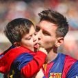  Lionel Messi et son fils Thiago Messi - Les joueurs du FC Barcelone posent avec leurs enfants avant le match contre le Rayo Vallecano &agrave; Barcelone, le 8 mars 2015.&nbsp; 
