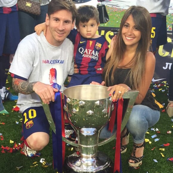 <p>Lionel Messi avec sa compagne Antonella Roccuzzo et leur fils Thiago lors de la célébration du titre de champion d'Espagne, au Camp Nou de Barcelone, le 23 mai 2015</p>