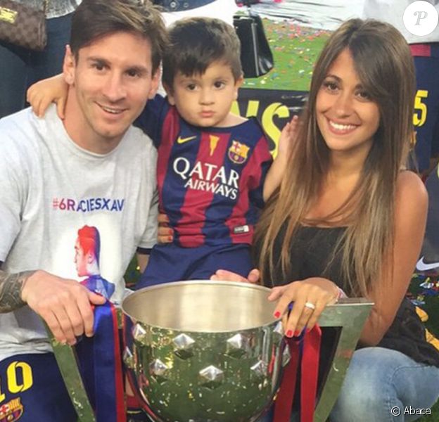Lionel Messi avec sa compagne Antonella Roccuzzo et leur fils Thiago lors de la c&eacute;l&eacute;bration du titre de champion d'Espagne, au Camp Nou de Barcelone, le 23 mai 2015