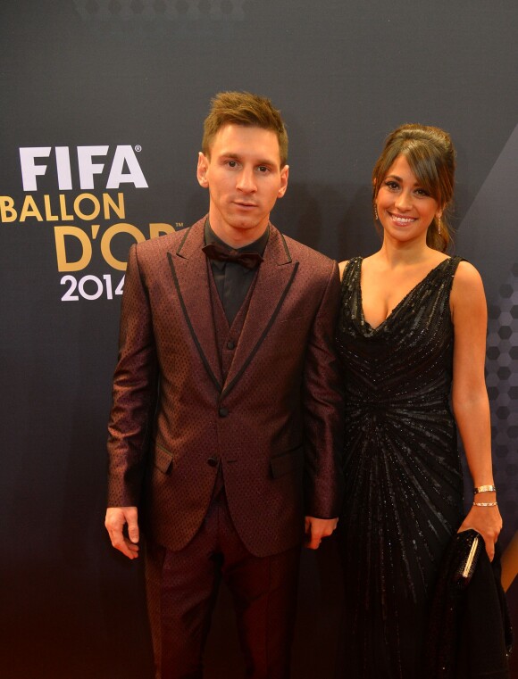 Lionel Messi et sa compagne Antonella Roccuzzo lors de la cérémonie du Ballon d'Or 2014 à la Kongresshalle de Zurich, le 12 janvier 2015