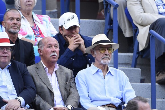 Sean Connery et Bradley Cooper lors des demi-finales de l'US Open à l'USTA Billie Jean King National Tennis Center de Flushing dans le Queens à New York, le 11 septembre 2015