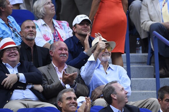 Sean Connery et Bradley Cooper lors des demi-finales de l'US Open à l'USTA Billie Jean King National Tennis Center de Flushing dans le Queens à New York, le 11 septembre 2015