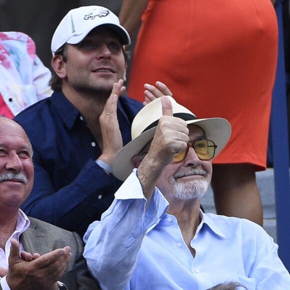 Sean Connery et Bradley Cooper lors des demi-finales de l'US Open à l'USTA Billie Jean King National Tennis Center de Flushing dans le Queens à New York, le 11 septembre 2015