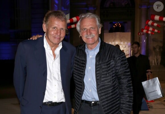 Patrick Poivre d'Arvor et Yann Arthus-Bertrand lors de la soirée des 80 ans d'Air France à l'hotel Salomon de Rostchild à Paris le 7 octobre 2013