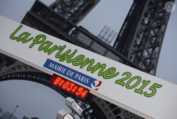 La tour Eiffel - Départ de la 19e édition "La Parisienne" à Paris le 13 septembre 2015.