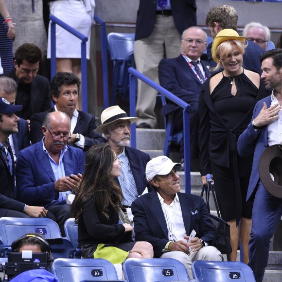 Bradley Cooper, Sean Connery, Hugh Jackman et son épouse Deborah-Lee Furness lors de la finale de l'US Open entre Roger Federer et Novak Djokovic à l'USTA Billie Jean King National Tennis Center de Flushing dans le Queens à New York, le 13 septembre 2015