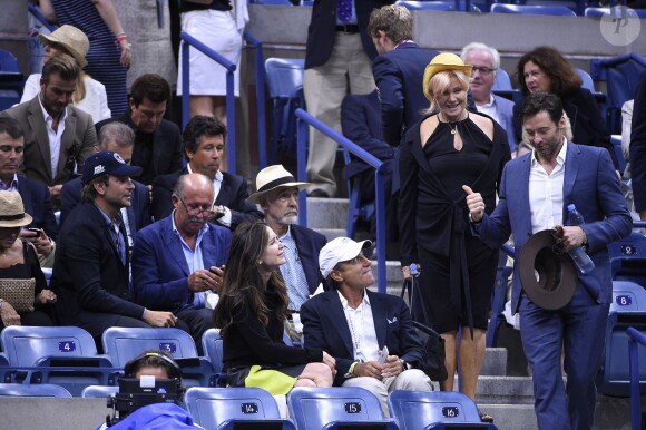 Bradley Cooper, Sean Connery, Hugh Jackman et son épouse Deborah-Lee Furness lors de la finale de l'US Open entre Roger Federer et Novak Djokovic à l'USTA Billie Jean King National Tennis Center de Flushing dans le Queens à New York, le 13 septembre 2015
