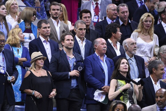 Bradley Cooper, David Beckham, Anna Wintour, Sean Connery lors de la finale de l'US Open entre Roger Federer et Novak Djokovic à l'USTA Billie Jean King National Tennis Center de Flushing dans le Queens à New York, le 13 septembre 2015