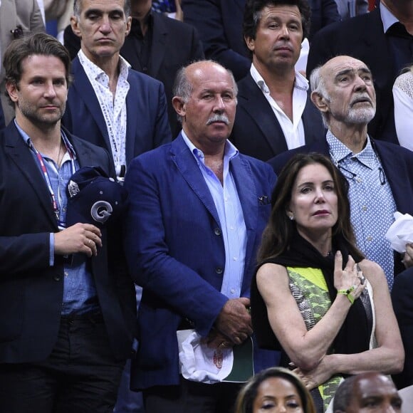 Bradley Cooper et Sean Connery lors de la finale de l'US Open entre Roger Federer et Novak Djokovic à l'USTA Billie Jean King National Tennis Center de Flushing dans le Queens à New York, le 13 septembre 2015