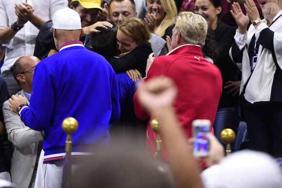 Novak Djokovic dans les bras de son épouse Jelena Ristic lors de la finale de l'US Open à l'USTA Billie Jean King National Tennis Center de Flushing dans le Queens à New York le 13 septembre 2015