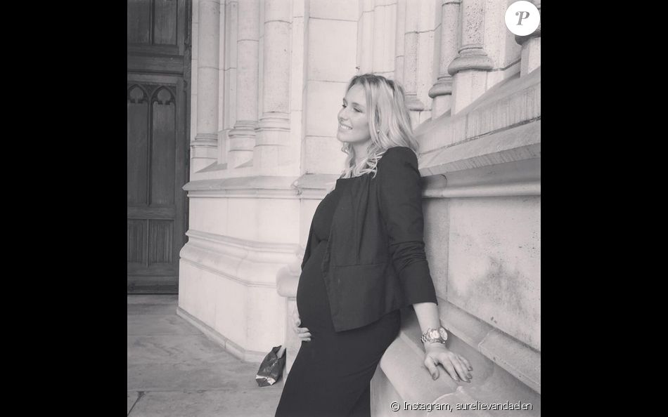 Aurélie Van Daelen sublime. Elle affiche son ventre arrondi sur Instagram . Septembre 2015.