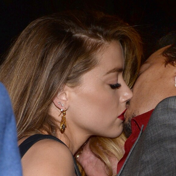 Amber Heard et Johnny Depp très amoureux à l'avant-première du film "Black Mass" lors du Festival International du film de Toronto, le 14 septembre 2015.