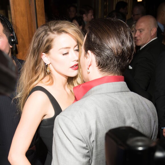 Amber Heard et Johnny Depp très amoureux à l'avant-première du film "Black Mass" lors du Festival International du film de Toronto, le 14 septembre 2015.