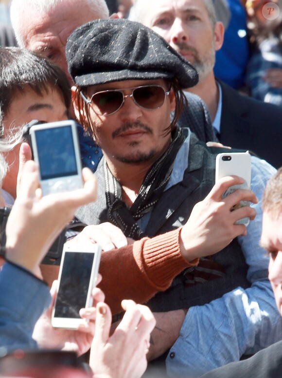 Johnny Depp rencontre ses fans à la sortie de la conférence de presse du film "Black Mass" lors du Festival International du film de Toronto, le 14 septembre 2015.