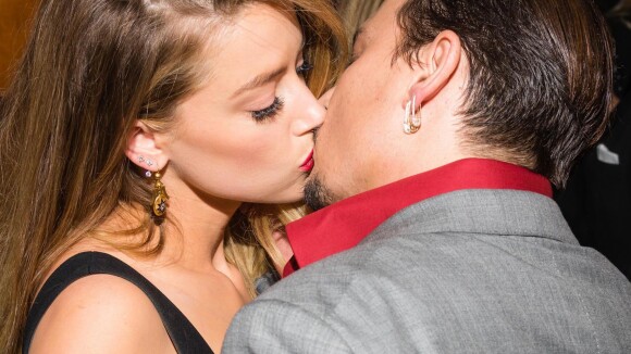 Johnny Depp in love d'Amber Heard : Baiser sensuel devant Dakota Johnson