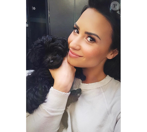 Demi Lovato et son chien / photo postée sur le compte Instagram de la chanteuse.