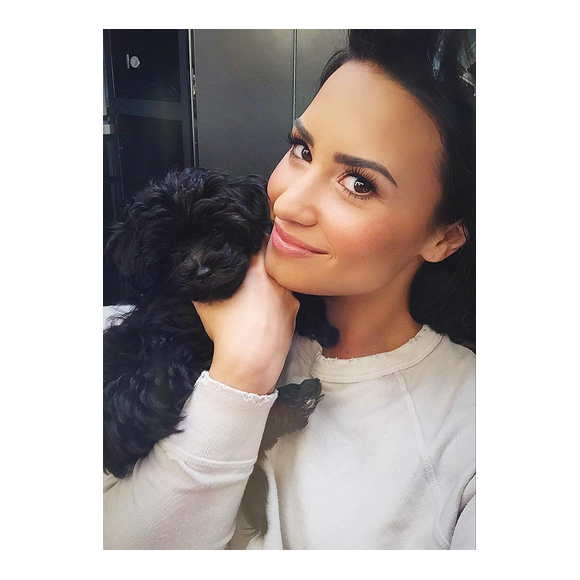Demi Lovato et son chien / photo postée sur le compte Instagram de la chanteuse.