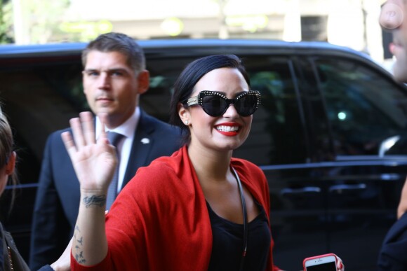 Demi Lovato se promène à Paris, le 6 septembre 2015. La chanteuse est d'abord allée déjeuner avec des copines place des Vosges. Elle a ensuite fait du shopping chez Zadig & Voltaire rue Vieille du Temple. Puis, elle a fait le tour de Paris en Viano sans en sortir... mais a fini par aller visiter la Pyramide du Musée du Louvre. A la fin de son périple, Demi Lovato a salué ses fans qui l'attendaient nombreux devant son hôtel, le Royal Monceau.