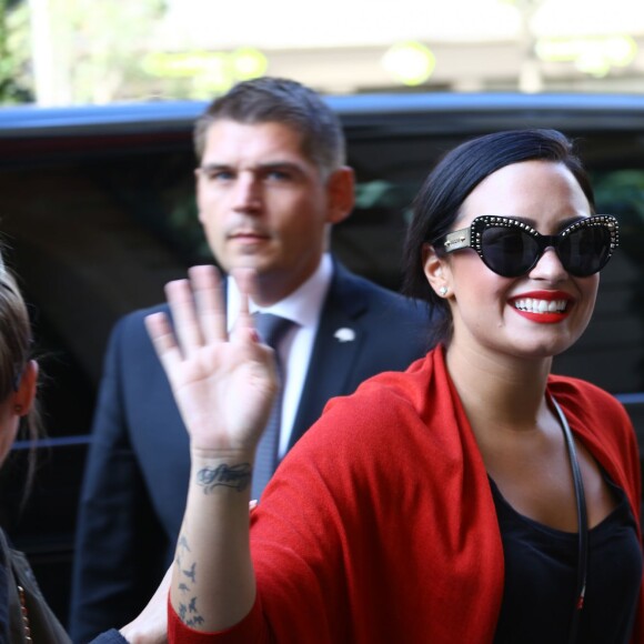 Demi Lovato se promène à Paris, le 6 septembre 2015. La chanteuse est d'abord allée déjeuner avec des copines place des Vosges. Elle a ensuite fait du shopping chez Zadig & Voltaire rue Vieille du Temple. Puis, elle a fait le tour de Paris en Viano sans en sortir... mais a fini par aller visiter la Pyramide du Musée du Louvre. A la fin de son périple, Demi Lovato a salué ses fans qui l'attendaient nombreux devant son hôtel, le Royal Monceau.