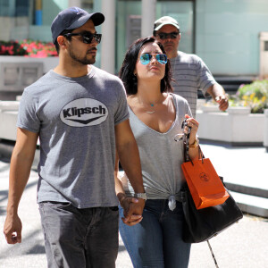 Demi Lovato et Wilmer Valderrama font les boutiques à Vancouver, le 19 juillet 2015