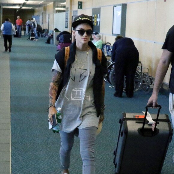 Ruby Rose star de la série "Orange is the new black" à l'aéroport de Vancouver le 21 août 2015.