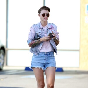 Ruby Rose se rend dans un salon de manucure avant d'aller dans une animalerie à Los Angeles, le 9 août 2015