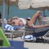 Exclusif - Toni Garrn, en bikini, se dore la pilule sur une plage de Miami. Le 4 septembre 2015.