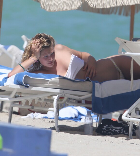 Exclusif - Toni Garrn profite d'un après-midi ensoleillé sur une plage de Miami, le 4 septembre 2015.