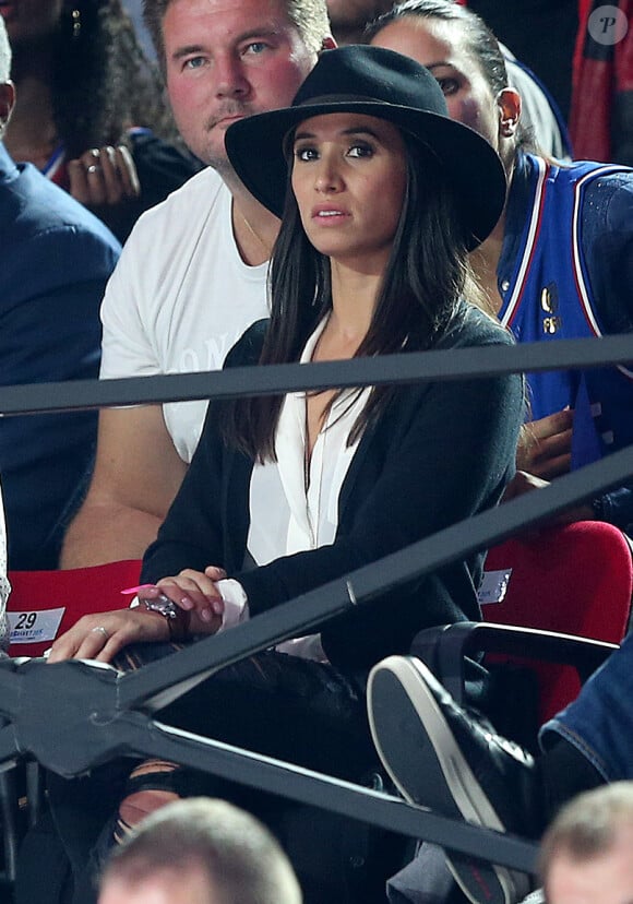 Axelle, l'épouse de Tony Parker, anxieuse dans les tribunes du stade Pierre-Mauroy de Villeneuve-d'Ascq à Lille, le 15 septembre 2015 à l'occasion du quart de finale de l'Euro de basket entre la France et la Lettonie