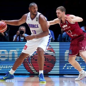 Boris Diaw face à Janis Strelnieks lors du quart de finale de l'Euro de basket entre la France et la Lettonie, le 15 septembre 2015 au Stade Pierre-Mauroy de Villeneuve-d'Ascq à Lille