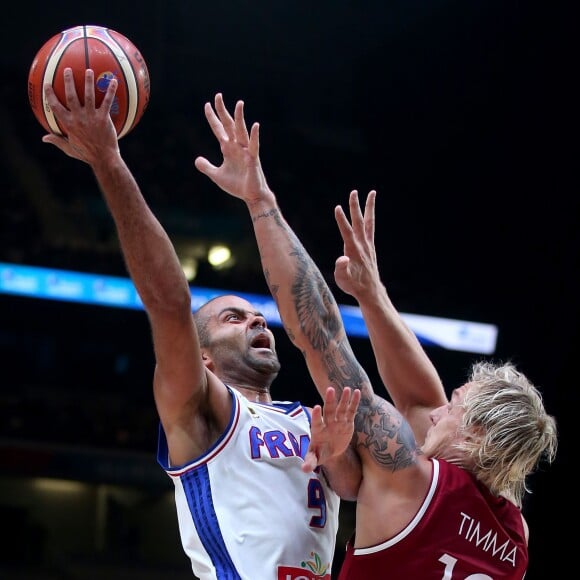 Tony Parker face à Janis Timma lors du quart de finale de l'Euro de basket entre la France et la Lettonie, le 15 septembre 2015 au Stade Pierre-Mauroy de Villeneuve-d'Ascq à Lille