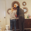 Dave Annable essaie d'enfiler un body à sa fille Charlie Mae / photo postée sur Instagram.