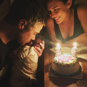 Dave Annable fête ses 36 ans avec sa fille Charlie Mae / photo postée sur Instagram.