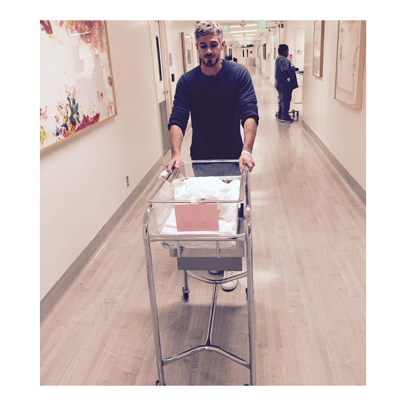 Dave Annable fait une promenade avec sa fille Charlie Mae qui vient de naître / photo postée sur Instagram.