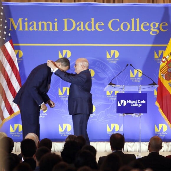 Sous les yeux de son épouse la reine Letizia, très sexy en robe Felipe Varela, le roi Felipe VI d'Espagne recevait le 17 septembre 2015 la médaille présidentielle du Miami Dade College, dans le cadre de leur visite officielle aux Etats-Unis.