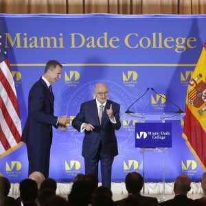 Sous les yeux de son épouse la reine Letizia, très sexy en robe Felipe Varela, le roi Felipe VI d'Espagne recevait le 17 septembre 2015 la médaille présidentielle du Miami Dade College, dans le cadre de leur visite officielle aux Etats-Unis.