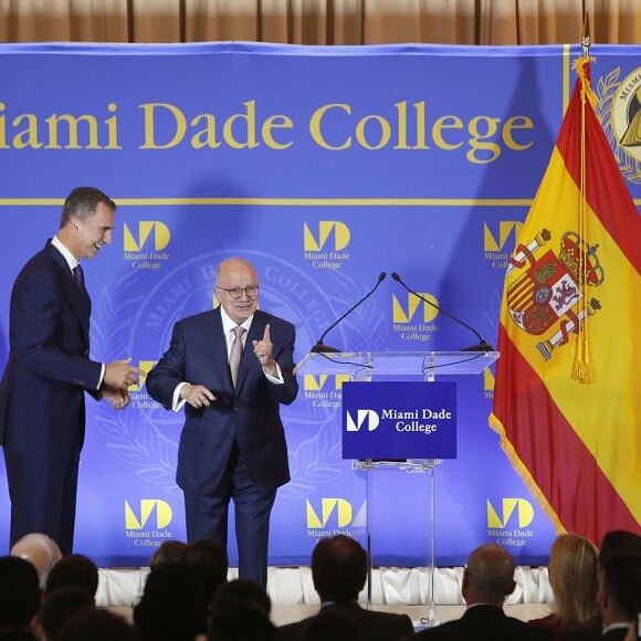 Sous les yeux de son épouse la reine Letizia, très sexy en robe Felipe Varela, le roi Felipe VI d'Espagne recevait le 17 septembre 2015 la médaille présidentielle du Miami Dade College, dans le cadre de leur visite officielle aux Etats-Unis.