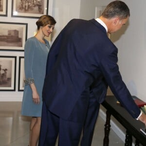 Le roi Felipe VI et la reine Letizia d'Espagne à l'Université Miami Dade College le 17 septembre 2015, visitant une exposition de gravures consacrée à l'Espagnol Pedro Menendez de Aviles, fondateur au XVIe siècle de Saint Augustine et ancien gouverneur de la Floride espagnole.